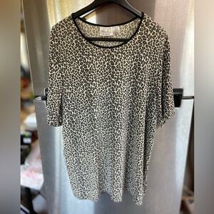 KATHIE LEE ANIMAL Tunic, scoopneck, short sleeve animal print 22W/24W TOP
